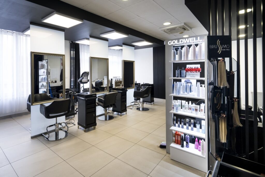 Wnętrze salonu fryzjerskiego w Galerii Shine w Koninie